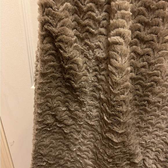 Nicole Miller Textured Tan Blanket EUC!! - Picture 7 of 16